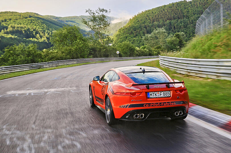 Einmal durch die Grüne Hölle: 575 PS leistet der V8-Motor des SVR. Genug für schnellste Rundenzeiten.