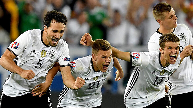Joshua Kimmich (Zweiter von links) feiert mit Mats Hummels, Thomas Müller und Toni Kroos den Triumph im Elfmeterschießen im Viertelfinale gegen Italien. Auch Kimmich traf vom Punkt.