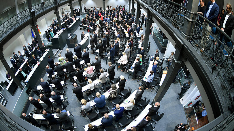 Abgeordnete sitzen im Landtag in Hannover im Plenarsaal.
