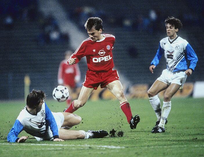 Aber auch Schwabl kehrte wieder in die Heimat zurück. Und kam zwischen 1989 und 1992 noch auf 80 Einsätze für den FC Bayern. Zum Ende seiner Karriere spielte Schwabl dann noch drei Jahre lang beim Lokalrivalen TSV 1860.