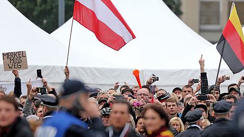 Pegida-Anhänger protestieren am Tag der Deutschen Einheit vor der Frauenkirche in Dresden.