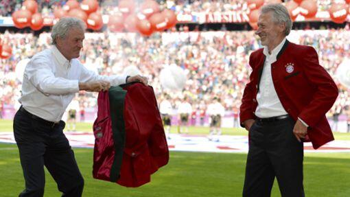 14. Mai 2016: Am letzten Bundesliga-Spieltag vor dem Bayern-Heimspiel gegen Hannover 96 macht Sepp Maier (links) für seinen früheren Teamkollegen Paul Breitner den Torero.
