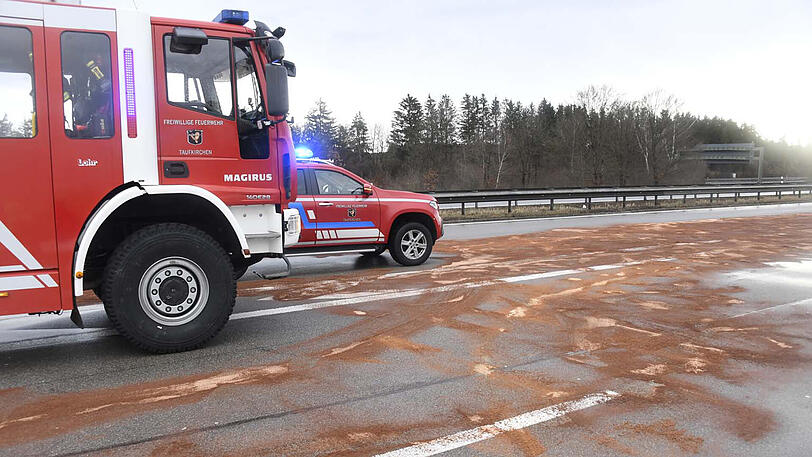 Die Feuerwehr musste wegen des ausgelaufenen Kraftstoffs großflächig Ölbinder aufstreuen.