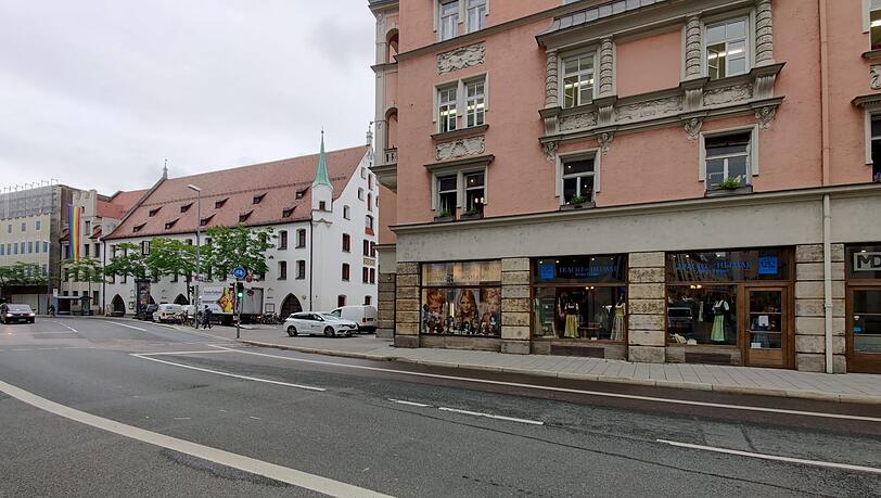 Schon Ursula Fröhmers Vater nähte hier einst. Schon Ursula Fröhmers Vater nähte hier einst.