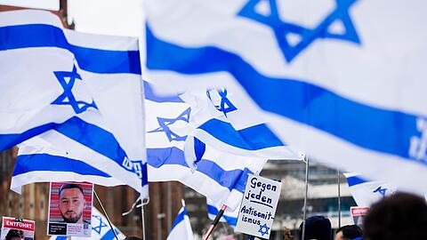 Menschen demonstrieren in Berlin mit Israelischen Fahnen gegen Antisemitismus und für Solidarität mit Israel.