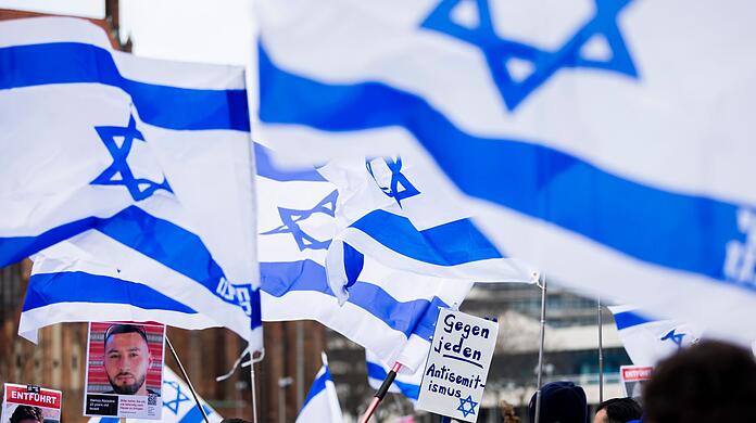 Menschen demonstrieren in Berlin mit Israelischen Fahnen gegen Antisemitismus und für Solidarität mit Israel.