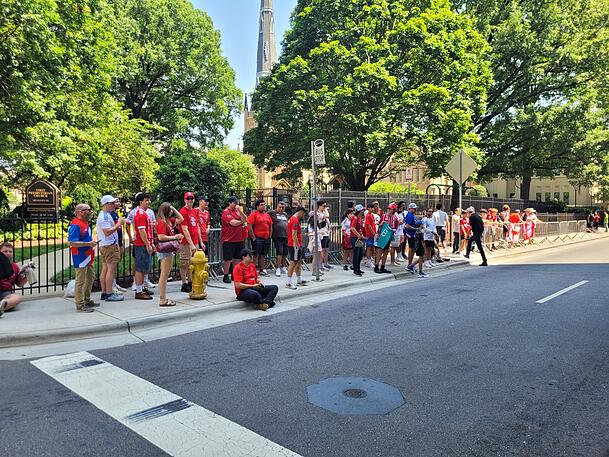 Mehrere Dutzend Fans versammelten sich trotz der enormen Hitze vor dem Mannschaftshotel der Bayern in Charlotte. Mehrere Dutzend Fans versammelten sich trotz der enormen Hitze vor dem Mannschaftshotel der Bayern in Charlotte.