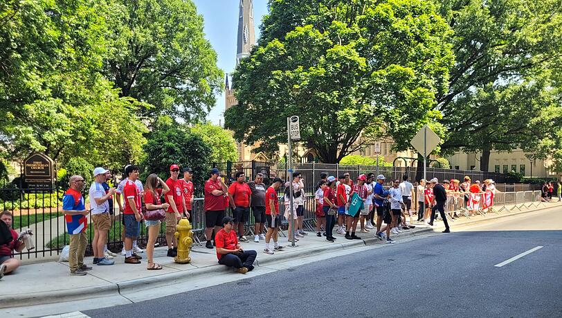Mehrere Dutzend Fans versammelten sich trotz der enormen Hitze vor dem Mannschaftshotel der Bayern in Charlotte. Mehrere Dutzend Fans versammelten sich trotz der enormen Hitze vor dem Mannschaftshotel der Bayern in Charlotte.