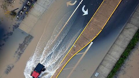 Fl&uuml;sse traten &uuml;ber die Ufer, Stra&szlig;en und Felder wurden &uuml;berschwemmt.