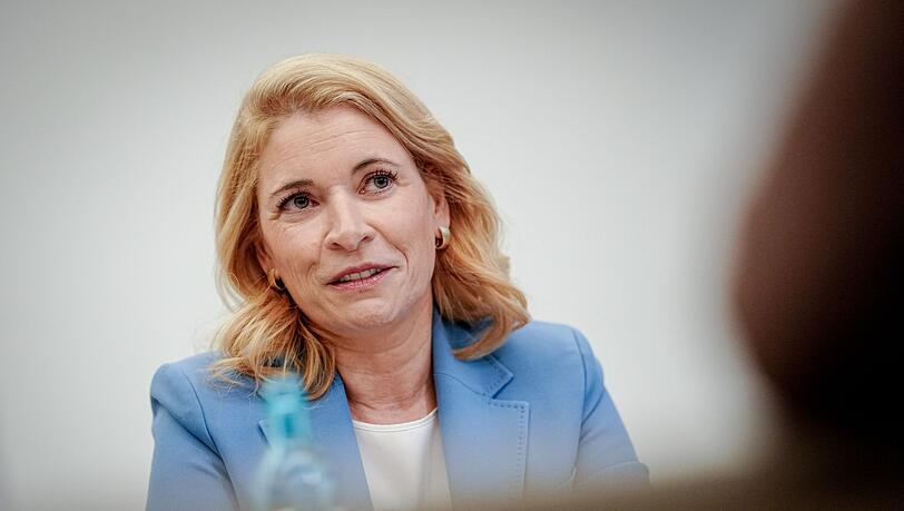 Bahnchefin Evelyn Palla will unter anderem in der Konzernleitung viele Stellen abbauen. (Archivbild)