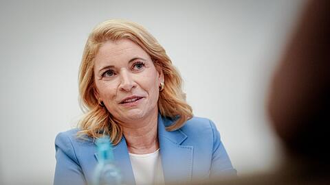 Bahnchefin Evelyn Palla will unter anderem in der Konzernleitung viele Stellen abbauen. (Archivbild)