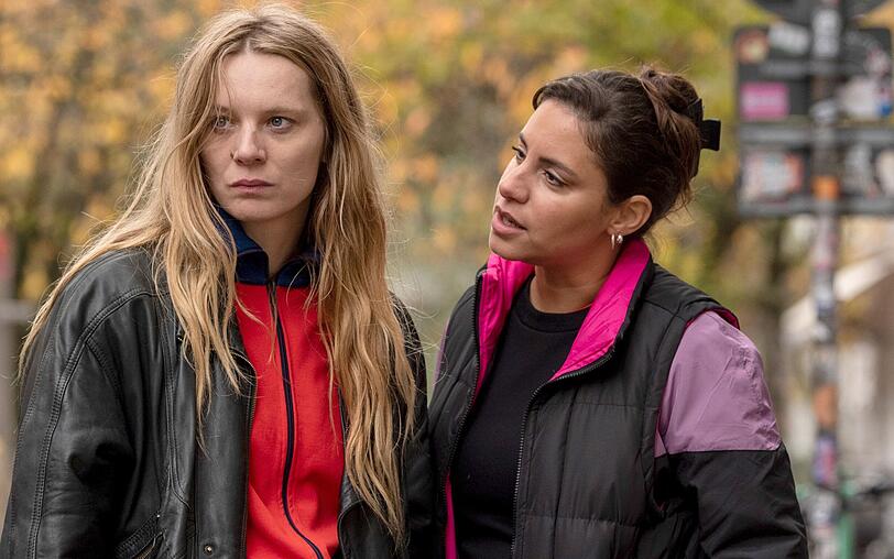 Mila Sahin (Almila Bagriacik, rechts) und Anna Nowak (Lilith Stangenberg) sind die Ermittlerinnen im ersten Kiel-"Tatort" nach Ausscheiden des ewigen Platzhirschs Klaus Borowski (Axel Milberg).