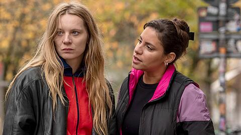 Mila Sahin (Almila Bagriacik, rechts) und Anna Nowak (Lilith Stangenberg) sind die Ermittlerinnen im ersten Kiel-"Tatort" nach Ausscheiden des ewigen Platzhirschs Klaus Borowski (Axel Milberg).