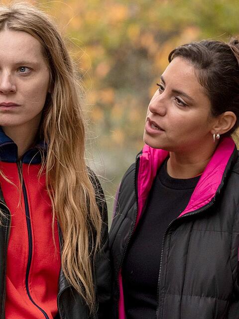 Mila Sahin (Almila Bagriacik, rechts) und Anna Nowak (Lilith Stangenberg) sind die Ermittlerinnen im ersten Kiel-"Tatort" nach Ausscheiden des ewigen Platzhirschs Klaus Borowski (Axel Milberg).