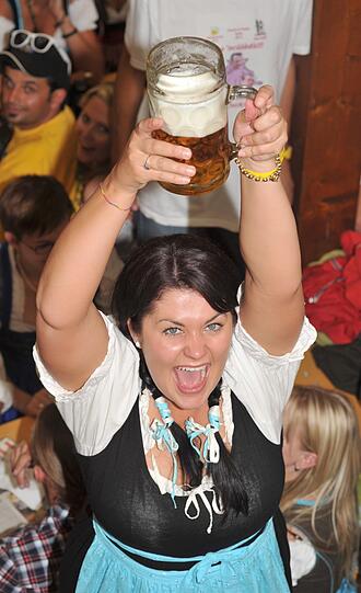 Bei schönstem Wetter sind auf der Wiesn die Zelte voll, die Stimmung ist ausgelassen: Die Wiesn 2011 beginnt