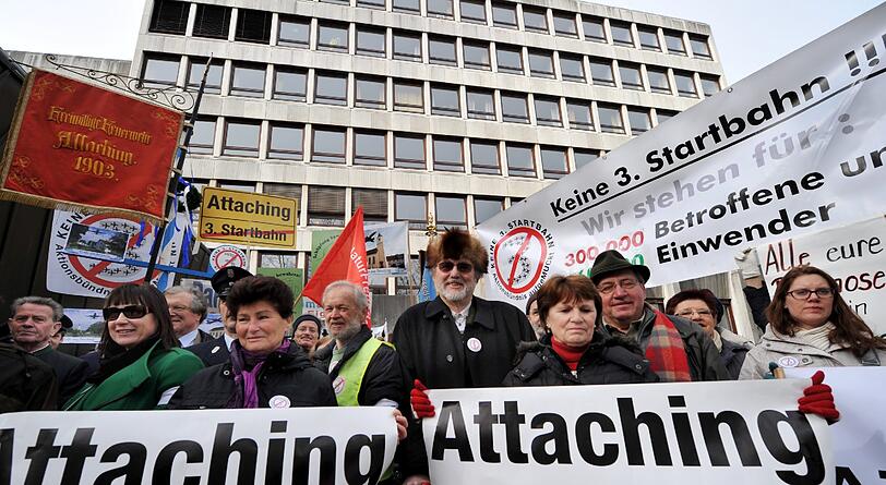 Protest gegen die Startbahn: Vor Prozessbeginn gab's eine Mahnwache.