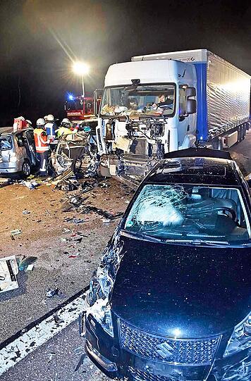 Bilder vom schweren Verkehrsunfall auf der A99 bei Neuherberg. Ein 40-Tonner raste in ein Stauende - mehrere Personen wurden schwer verletzt.