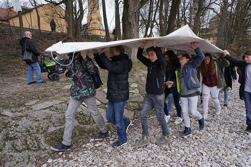 130 Firmlinge der Katholischen Jugendstelle Innenstadt hatten die fünf Schiffe unter Anleitung des Kölner Künstlers Frank Bölter gefaltet und zu Fuß in die Nähe der Muffathalle getragen.