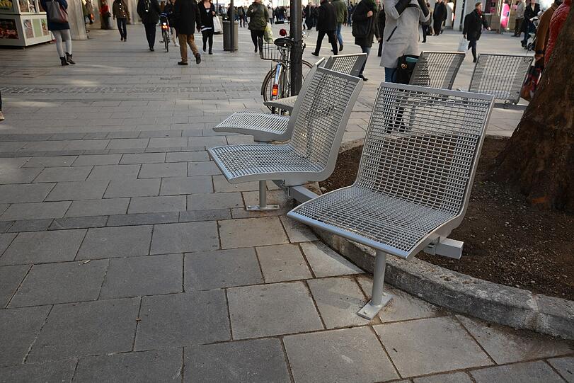 Die neuen Bänke für die Fußgängerzone.