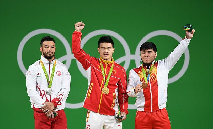 Isat Artykow (r.) muss seine Bronzemedaille zurückgeben.