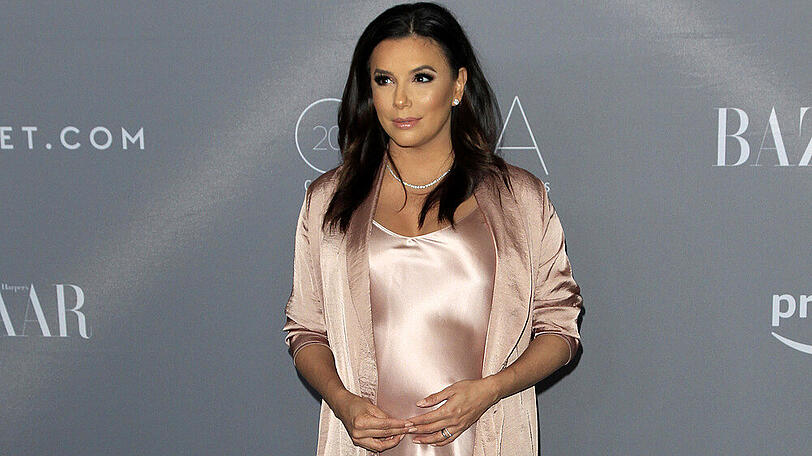 Eva Longoria mit Babykugel bei den Costume Designers Guild Awards.