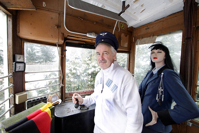 Endstation: Im Garten von Elgo Schwaab (73) in der Grandlstraße steht eine Fürther Tram von 1937 &ndash; sie dient als Wintergarten.