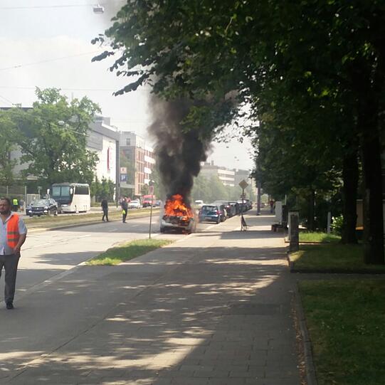 In der Berg-am-Laim-Straße ist am Donnerstag ein Auto komplett ausgebrannt.