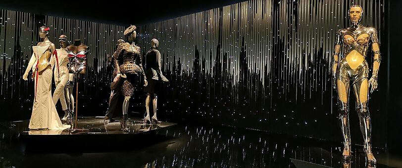 Philipp Fürhofers Installation in der Mugler Ausstellung der Kunsthalle München.