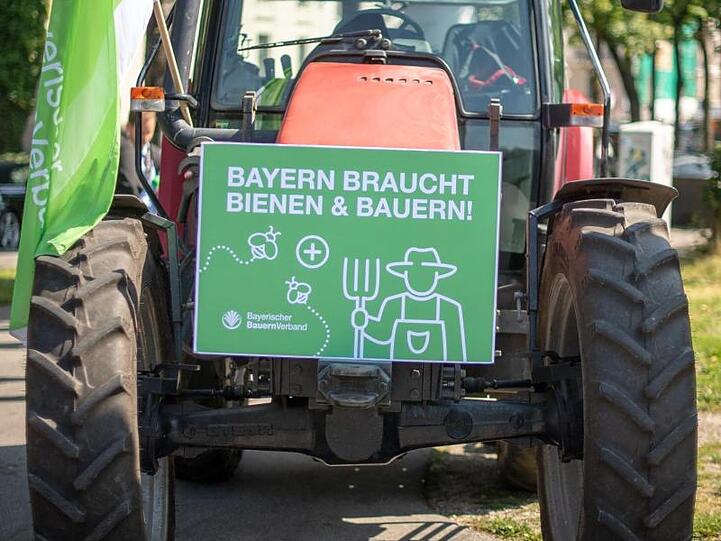 Aktion des bayerischen Bauernverbandes, der Inhalte des Volksbegehrens "Rettet die Bienen" kritisiert. Foto: Sina Schuldt
