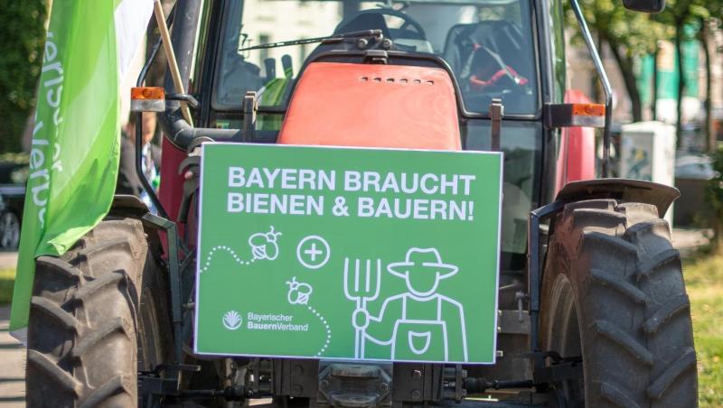 Aktion des bayerischen Bauernverbandes, der Inhalte des Volksbegehrens "Rettet die Bienen" kritisiert. Foto: Sina Schuldt Aktion des bayerischen Bauernverbandes, der Inhalte des Volksbegehrens "Rettet die Bienen" kritisiert. Foto: Sina Schuldt