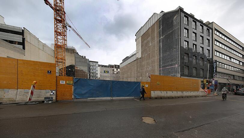 Links die Baulücke für das "Motel One", das schwarze Haus rechts ist Leo Milchikers Hotel "Schiller 5".