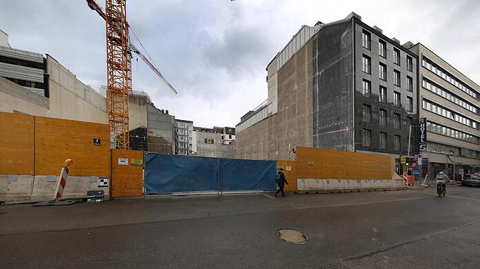 Links die Baulücke für das "Motel One", das schwarze Haus rechts ist Leo Milchikers Hotel "Schiller 5".