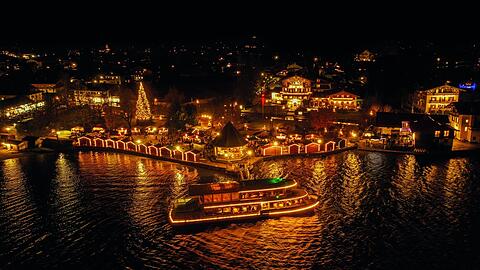 Der Tegernsee erstrahlt mit den Lichtern der Christkindlmärkte in seinem weihnachtlichen Glanz.