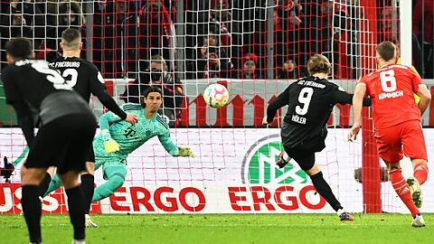 Lucas Höler (2.v.r) schoss die Gäste aus dem Breisgau kurz vor Ende ins Halbfinale.