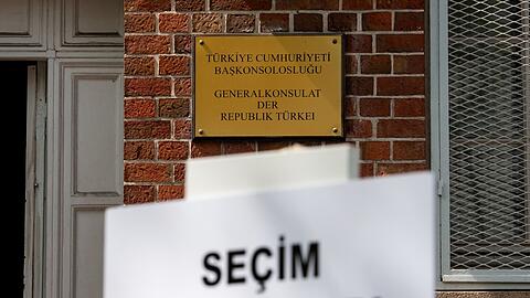 Ein Schild mit der Aufschrift "Secim Sandiklari" (Wahlurne) steht vor dem Generalkonsulat der Republik Türkei.