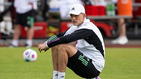 Bayerns Trainer Thomas Tuchel leitet eine Trainingseinheit.