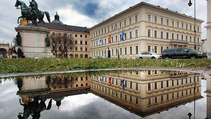 Das Bayrische Staatsministerium des Innern, Bau und Verkehr am Odeonsplatz. (Archivbild)