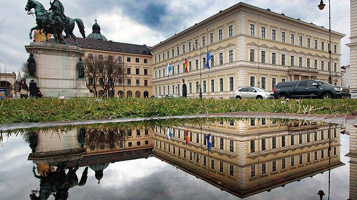 Das Bayrische Staatsministerium des Innern, Bau und Verkehr am Odeonsplatz. (Archivbild)