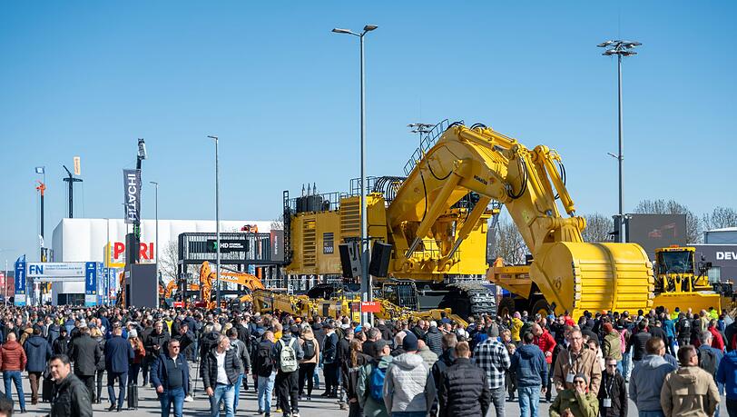 Ein gigantischer Bagger im Frühjahr auf der Baumaschinenmesse Bauma. Die Münchner Messe will vor allem im Ausland größer werden. (Archivbild)