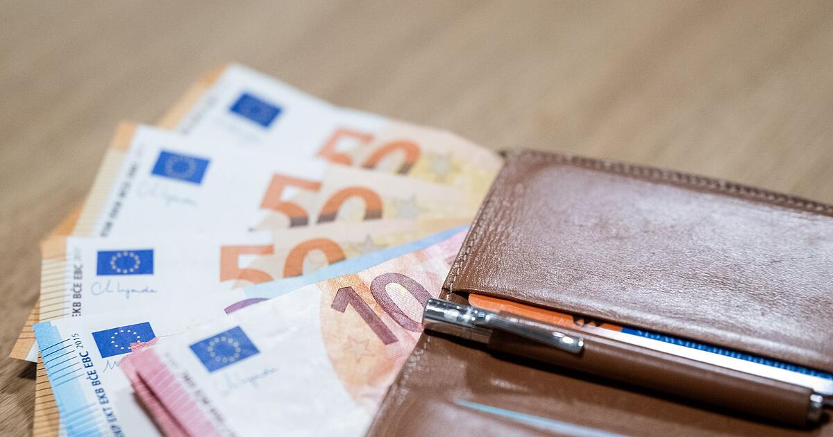 Umfrage-Verbraucher-ziehen-Debitkarte-dem-Bargeld-vor