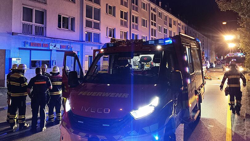 Die Feuerwehrleute drangen über das Treppenhaus zur Brandwohnung vor, öffneten gewaltsam die Tür und begannen unter schwerem Atemschutz mit den Löschmaßnahmen sowie der Suche nach weiteren Personen. Die Feuerwehrleute drangen über das Treppenhaus zur Brandwohnung vor, öffneten gewaltsam die Tür und begannen unter schwerem Atemschutz mit den Löschmaßnahmen sowie der Suche nach weiteren Personen.