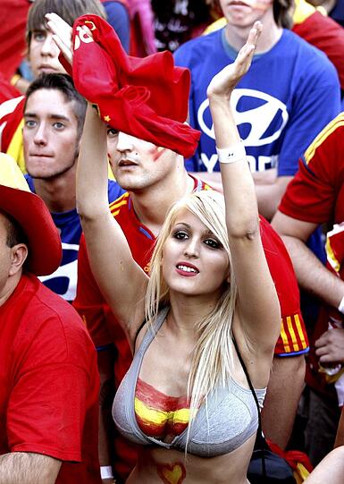 Auch in Spanien wurde am Sonntag gefeiert - so tat es auch diese junge Dame beim Public Viewing in Madrid. Sehen Sie im Folgenden weitere Bilder aus Spanien und Italien.
