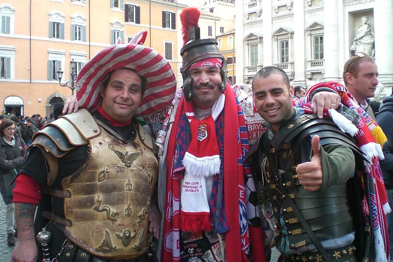 AS Rom &ndash; FC Bayern 3:2,  23.11.2011:
Das  ist am Fontana di Trevi in Rom. Normalerweise muss man für ein Bild mit den Jungs bezahlen, aber bei mir aber haben sie eine Ausnahme gemacht &ndash; Danke dafür!