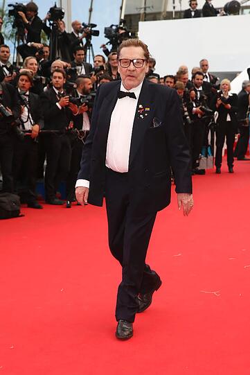 Dann, kurz vor seinem 70. Geburtstag das Comeback auf der großen Filmbühne. Im Film "Saint Laurent", der 2014 in Cannes Premiere feierte spielte er den Modedesigner in dessen letzten Lebensjahren, melancholisch und
von Alkohol- und Tablettensucht gezeichnet.