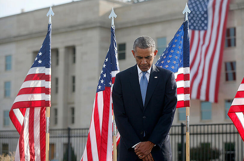 US-Präsident Barack Obama vor dem Pentagon während der Schweigeminute zum Gedenken an die Opfer der Terroranschläge vom 11. September 2001.