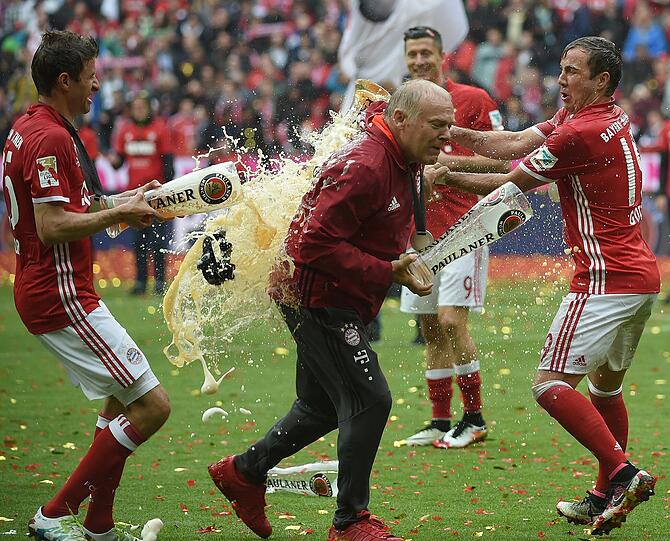 Weitere Weißbierduschen-Bilder der Bayern.