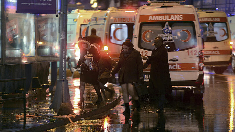 In Istanbul richtete ein Attentäter ein Blutbad unter Feiernden an. Die Bilder.