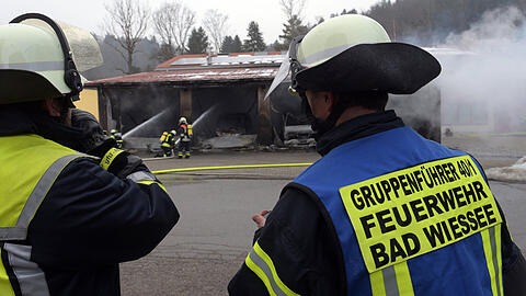 Feuerwehrmänner aus Bad Wiessee löschen am Montag die eigene Wache.