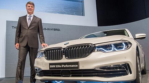 Darf zurecht stolz auf die Performance seines Konzerns sein: BMW-Chef Harald Krüger neben einem neuen Fünfer.
