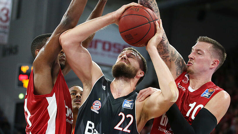 Beim 59:90 im Ligahinspiel in Bamberg noch chancenlos: Danilo Barthel (Mitte) und die Bayern-Basketballer. Und jetzt?
